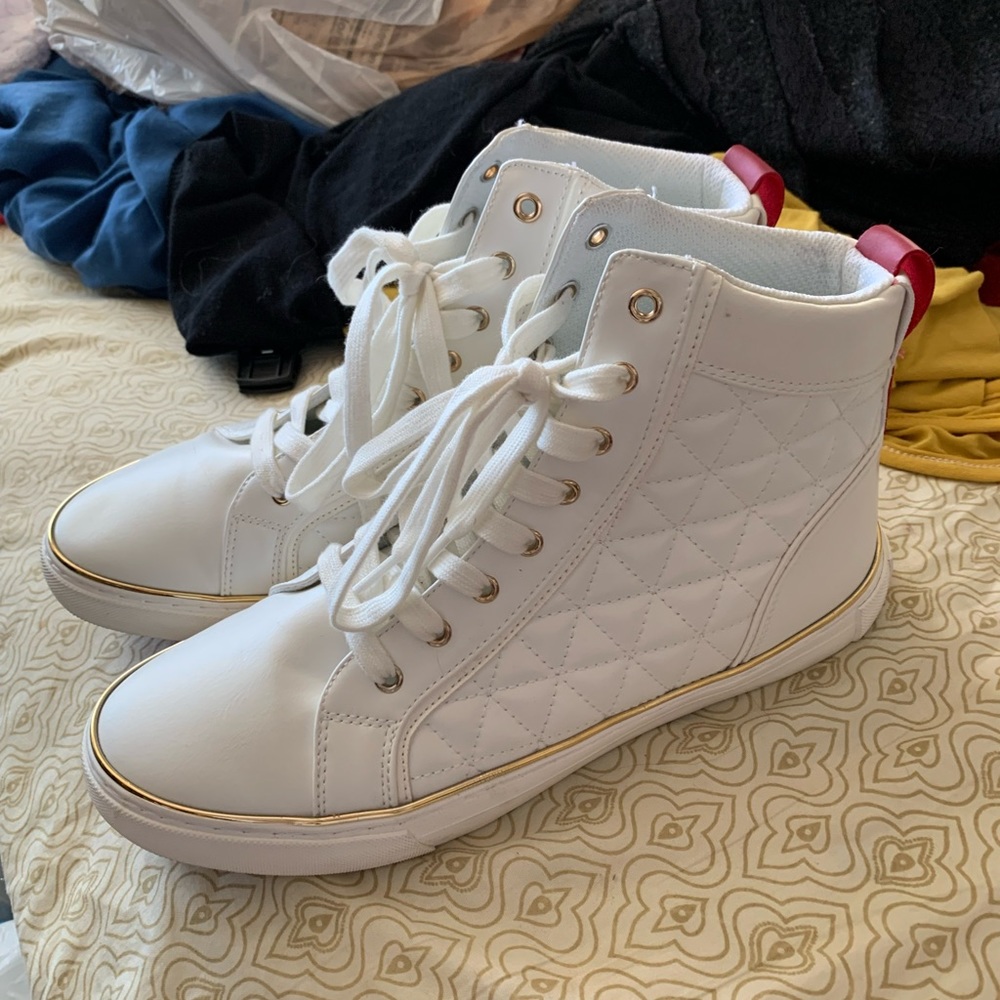 Guess fashion White Leather Ankle Boots Sz 9 Diamond Embroidered Lace Up Flat